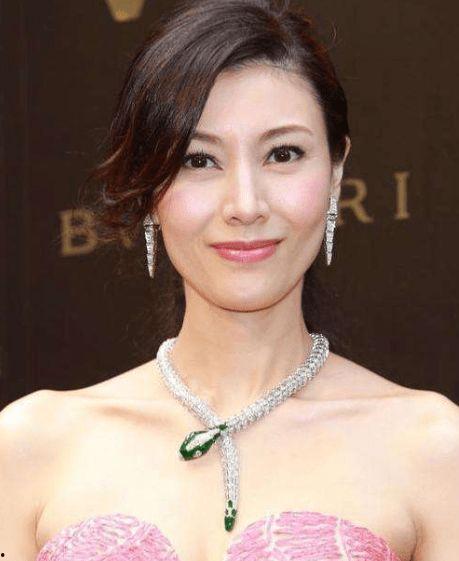 李嘉欣往期爆料新闻最新,昔日豪门恩怨，她如何走出阴影？